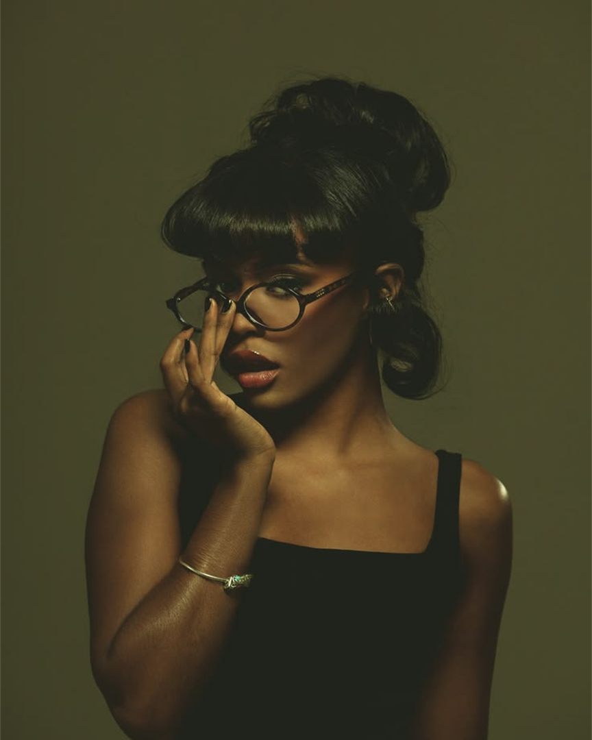 Photo de départ : portrait d'une femme à lunettes