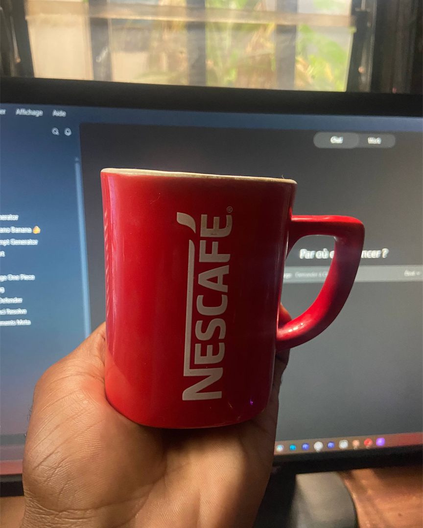 Photo de départ : une tasse rouge tenue à la main